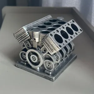Porte-stylo en forme de moteur V8 avec texture métallique réaliste, organiseur de bureau créatif.