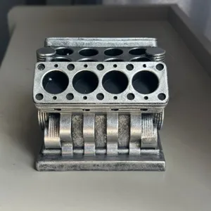 Porte-stylo moteur V8 vue détaillée, organisateur de bureau mécanique créatif.