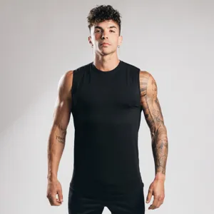 Zwarte mouwloze fitnesstanktop voor heren, ademend katoenen spiertshirt voor sport en training.