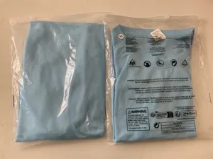 Hellblaues atmungsaktives Mesh-Sport-T-Shirt Detail mit sauber gefaltetem Stoff