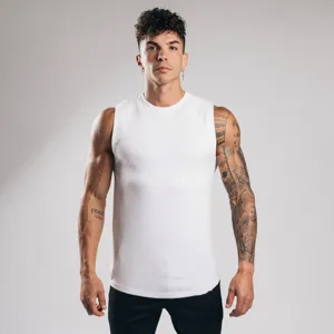 Detail van het ademende witte katoenen spiertanktopje, ontworpen voor comfortabele sportsessies.