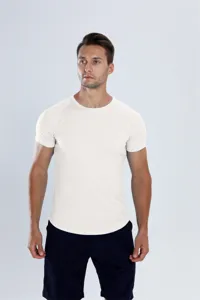 Nahaufnahme des atmungsaktiven Mesh-Stoffs vom einfarbigen Herren Sport Kurzarmshirt.