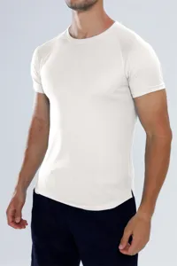 Nahaufnahme des atmungsaktiven Mesh-Sport-T-Shirts mit schnelltrocknender Stoffstruktur.