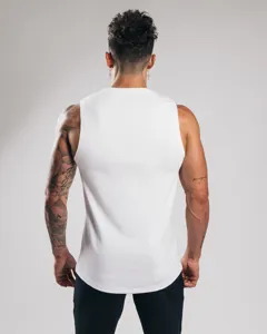 Achteraanzicht van een witte mouwloze fitness tanktop met een comfortabele pasvorm.