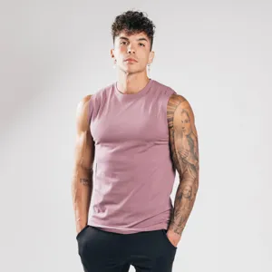 Gedetailleerd overzicht van heren mouwloos katoenen fitness hemd, casual sport tanktop gym.