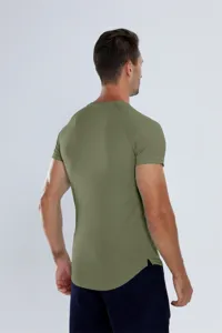 Rückansicht Detail von olivgrünen Herren schnelltrocknendem Mesh Fitness Sport T-Shirt.