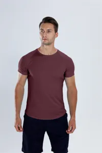 Nahaufnahme des atmungsaktiven Mesh-Gewebes und der Passform des einfarbigen Herren-T-Shirts.