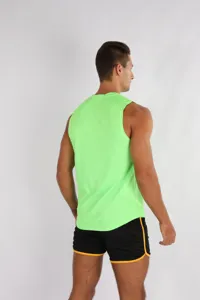 Canotta da fitness smanicata ad asciugatura rapida da uomo in verde neon, dettaglio posteriore.