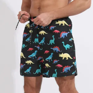 Vue détaillée short de bain homme, motif dinosaure mignon, pantalon de plage confortable.
