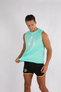 Set canotta fitness smanicata e pantaloncini sportivi da uomo ad asciugatura rapida.