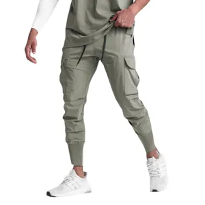 Pantaloni cargo uomo eleganti con tasche multiple funzionali e polsini stretti moderni.