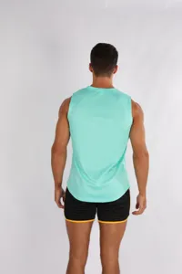 Canotta sportiva asciugatura rapida uomo vista dettaglio, maglia fitness traspirante.