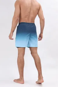 Vista dettagliata di pantaloncini da bagno uomo blu sfumato per sport e spiaggia.