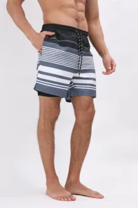 Dettaglio di pantaloncini da bagno uomo con coulisse e motivo a righe per la spiaggia.