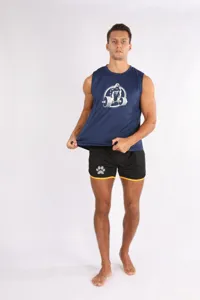 Dettaglio in primo piano della canotta da palestra senza maniche e pantaloncini sportivi.