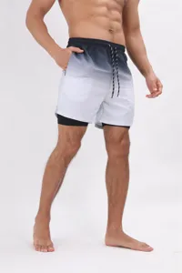 Vista dettagliata dei pantaloncini da bagno da uomo con design a doppio strato e coulisse.
