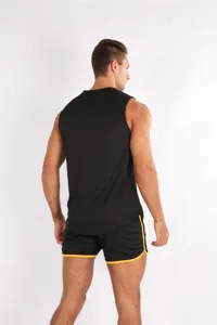 Vista posteriore dettaglio della canotta sportiva smanicata e pantaloncini abbinati.