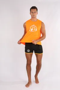 Dettaglio della canotta da fitness senza maniche da uomo in tessuto elasticizzato.