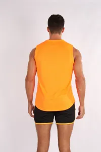 Vista posteriore dettagliata della canotta sportiva smanicata da uomo in colore arancione vivo.