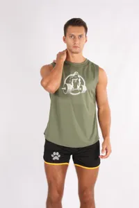 Completo canotta sportiva smanicata verde kaki e pantaloncini per allenamento estivo.