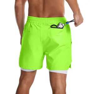 Shorts de running de doble capa verde neón para hombre con bolsillo trasero con cremallera.
