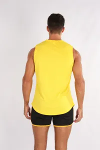 Vista posteriore della canotta sportiva gialla traspirante da uomo per fitness e corsa.
