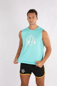 Dettaglio canotta fitness smanicata da uomo, tessuto traspirante ad asciugatura rapida allenamento.