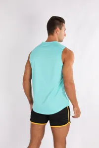 Vista posteriore di una canotta sportiva smanicata azzurra da uomo, traspirante e leggera.