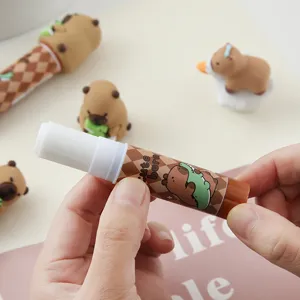 Detailansicht eines süßen Capybara Festklebestifts mit einem stilvollen braunen Karomuster.
