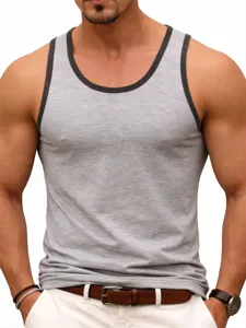Grijze mouwloze heren tanktop detail met contrastbies, ademende stof sportzicht.