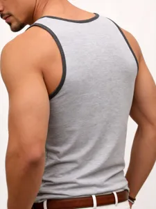 Detailopname van grijs heren fitnesshemd met contrasterende rand en sportief mouwloos ontwerp.