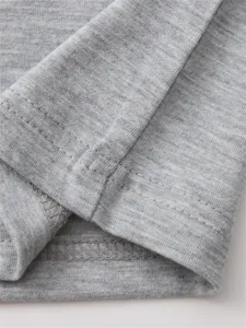 Stofdetail van grijze heren fitness tanktop, met fijne stiksels en zachte gebreide textuur.