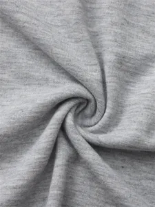 Detailopname van zachte grijze gebreide textuur, ademend en elastisch materiaal voor sportkleding.