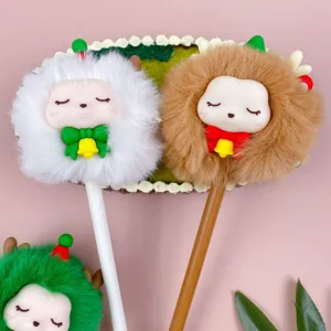 Vue détaillée du mignon stylo gel en peluche renne de Noël avec texture douce et duveteuse.