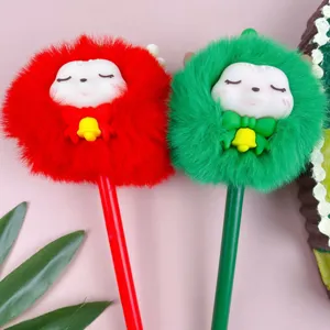 Stylo gel pelucheux de Noël mignon avec pompon, détail de papeterie d'étudiant rouge et vert.