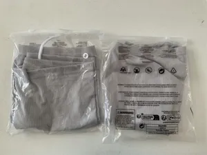 Detailansicht graue gerippte Freizeithorts mit Kordelzug in transparenter Verpackung.