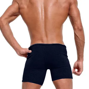 Detailansicht der dunkelblauen Herren Sportshorts, zeigt die Passform und atmungsaktives Material.