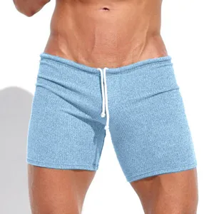 Detailaufnahme der hellblauen Herren Shorts mit Kordelzug und feiner Textur am Bund.