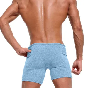 Detailansicht der blauen Herren Sport- und Fitness-Shorts mit elastischem und atmungsaktivem Stoff.