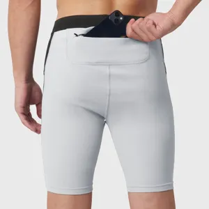 Détail de short de compression sport pour homme avec poche zippée pratique à l'arrière.