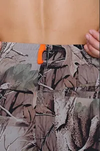 Vue arrière détaillée du short de fitness camouflage pour hommes avec boucle orange.
