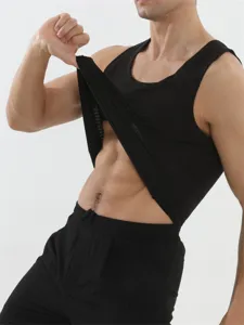 Gedetailleerd shot van zwarte geribbelde mouwloze fitness tanktop voor heren met elastische pasvorm.