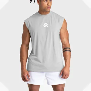 Détail de débardeur de sport gris en mesh, gros plan sur le tissu respirant sans manches.