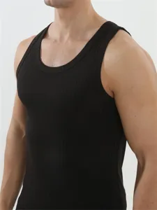 Heren zomer fitness hardlopen mouwloos hemd close-up, ademend zwart sportshirt voor heren.
