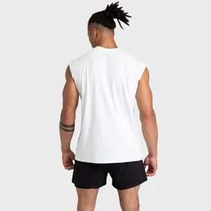 Vue arrière détail du débardeur de sport sans manches blanc pour homme, t-shirt de fitness.