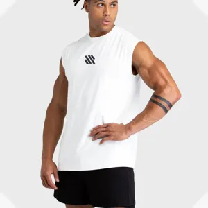 Débardeur de sport sans manches en mesh respirant pour homme avec larges épaules.