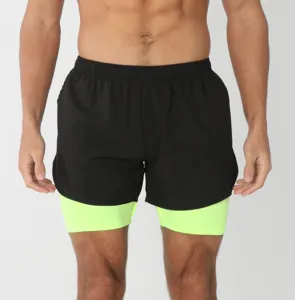 Vue détaillée du short de sport 2-en-1 pour homme, avec couche extérieure noire et doublure néon.