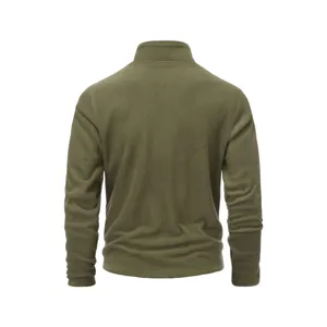Πίσω λεπτομερής όψη ανδρικού λαδί fleece μπουφάν σε κλασικό μονόχρωμο σχεδιασμό.
