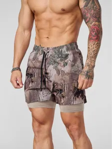Shorts de sport 2-en-1 camouflage pour homme avec doublure de compression et cordon.