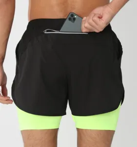 Vue détaillée du short de course 2-en-1 pour homme avec poche zippée et emplacement téléphone.